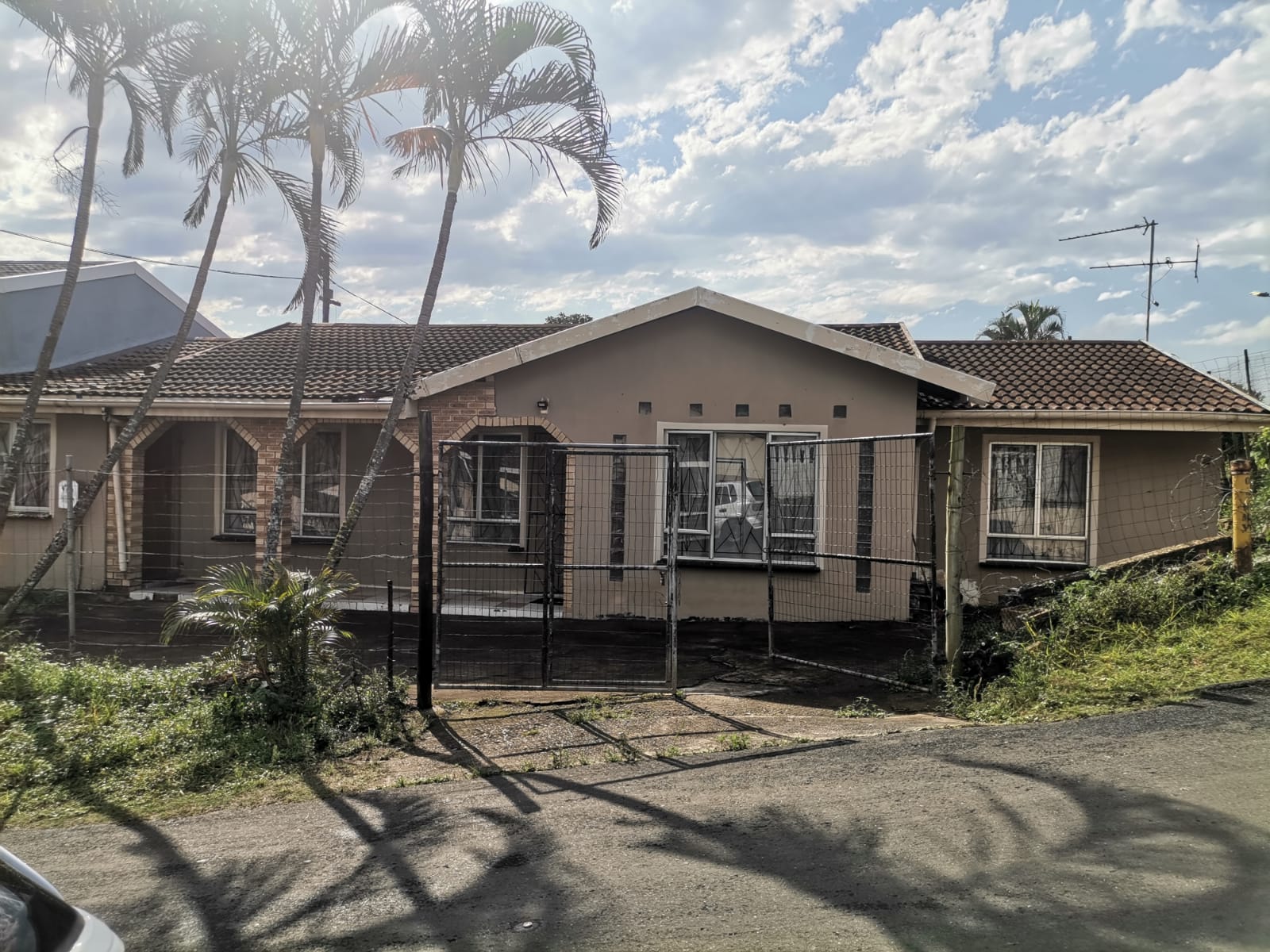 Well maintained spacious house with outbuilding based in Brookdale in North of Durban